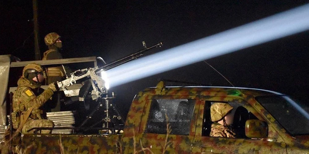 Una unidad ucraniana organizada con medios de circunstancias (vehculo pick-up, ametralladora y reflector) para hacer frente a la amenaza UAV.