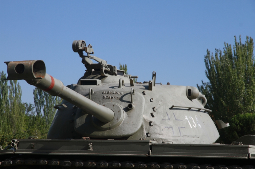 Curioso detalle de la torre de este M-48, en el que se distingue la cruz del Ejército alemán, que se pintó al blindado para simular ser un carro alemán durante un rodaje de la película estadounidense, ganadora de 7 Oscar “Patton”. El cañón autopropulsado