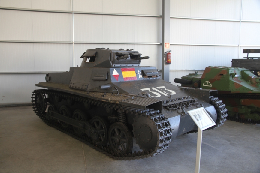 El carro ligero “Panzer 1 Aus.B”, tal y como lo utilizó la Legión durante la Guerra Civil. El símbolo del Cuerpo está pintado junto a la Enseña Nacional.