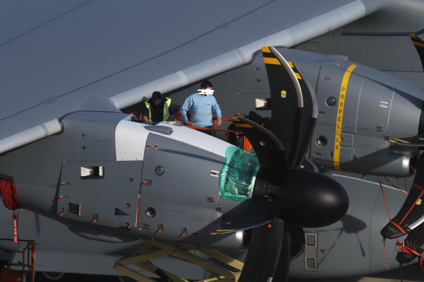 En esta imagen podemos ver, comparados con una persona, el gran tamaño de los propulsores Europrop International TP400-D6 que lleva el avión de transporte A400M. Julio Maíz Sanz.
