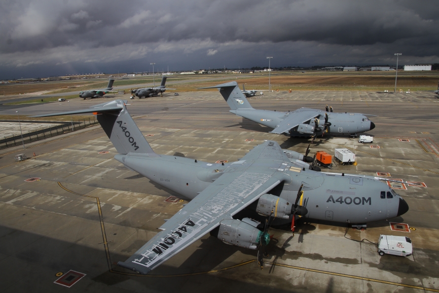 En primer plano podemos ver uno de los cinco prototipos del A400M, y a su lado el que será el tercer avión de este tipo para la Fuerza Aérea de Turquía. Julio Maíz Sanz.
