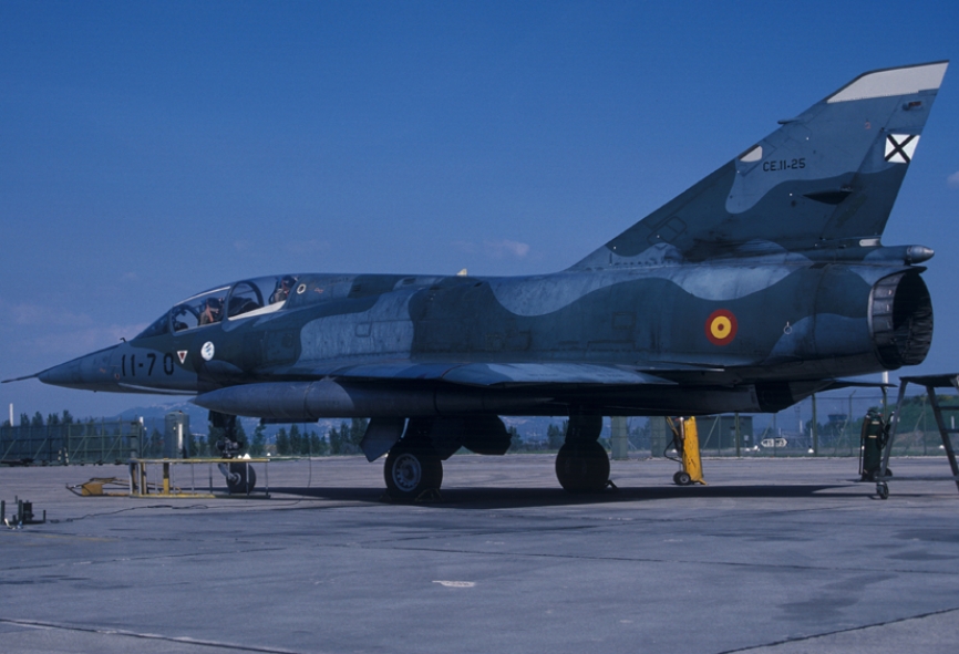 Además de los "Mirage F1", el Ejército del Aire usó su predecesor, el “Mirage III”. Aquí vemos un ejemplar de la versión de entrenamiento IIIBE de éste, el CE.11-25/11-70 del Ala 11. (Patrick Roegies)