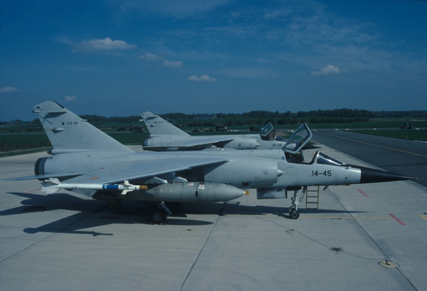 Inicialmente los "Mirage F1M" fueron pintados en gris, con el morro en negro, como el C.14-45/14-45. Después la parte delantera también fue gris. (Patrick Roegies)