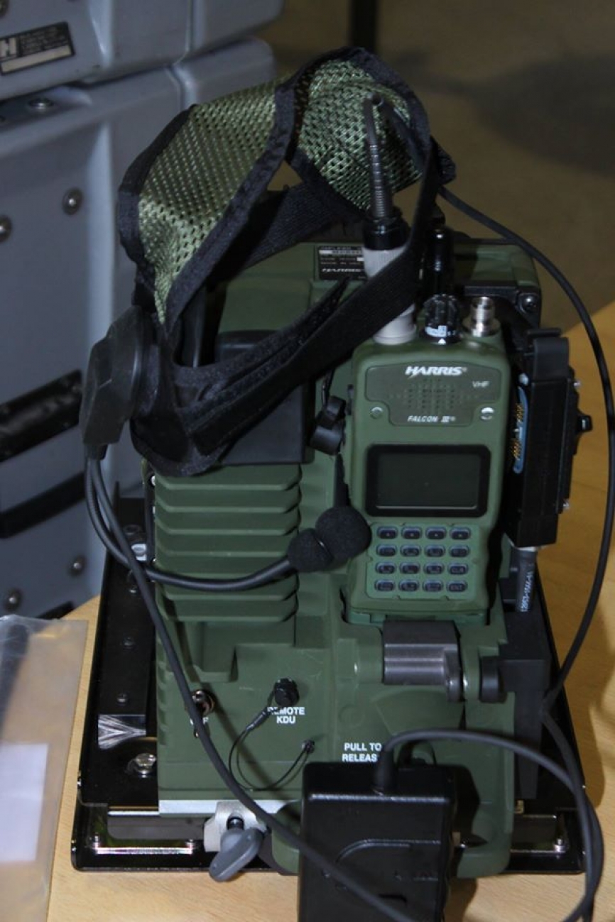 Para las redes tacticas de VHF , son estos equipos Harris RF-5800V-V500. (Luis Piñeiro)