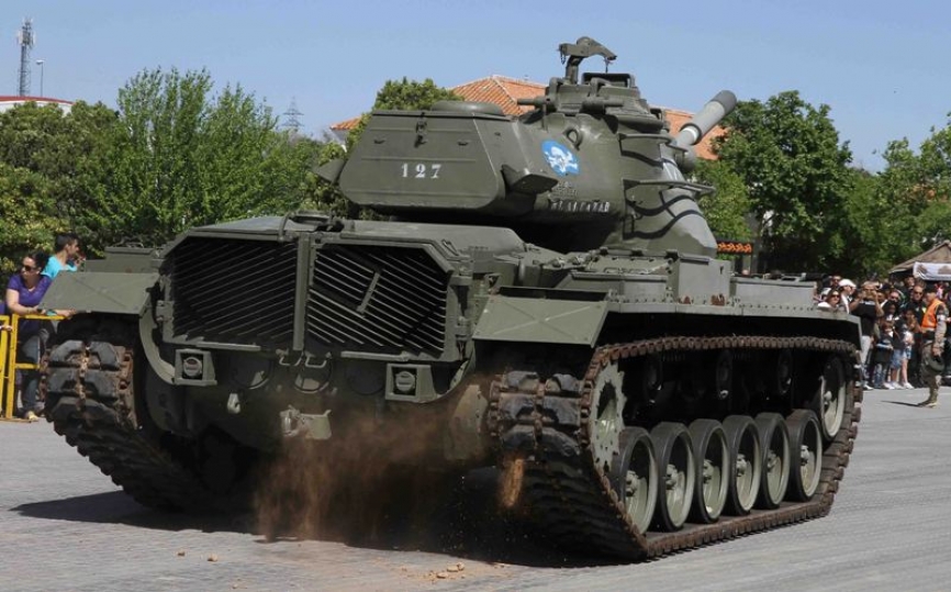 El semioruga M-3 “Carrier” remolcando un cañón Plasencia de 60 m/m. (Julio Maíz Sanz)