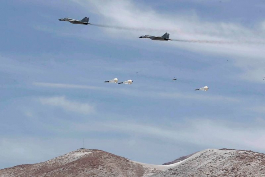 Dos MiG-29SMP del Grupo Aéreo Nº 6 lanzando Bombas OBAD-500PM de 500 kg.(Ministerio de Defensa del Perú)