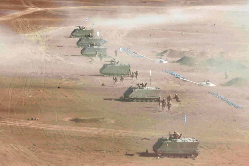 Tanques T-55 de la 6ª Brigada Blindada se aprestan a emprender la marcha bajo la cobertura de dos Helicópteros de Transporte y Combate Mi-171Sh Hip H.(Ministerio de Defensa del Perú)
