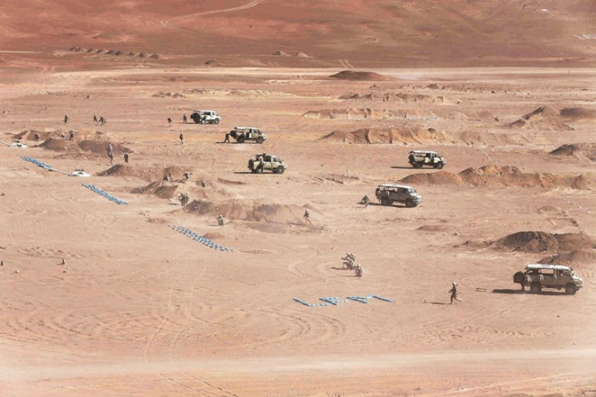 Efectivos del Ejército descendiendo desde Vehículos Blindados M-113A1. Se observa a dos Tanques T-55 en posiciones defensivas, debidamente semienterrados.(Ministerio de Defensa del Perú)