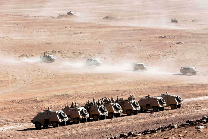 Lanzador Múltiple de Cohetes (MLRS) BM-21 Grad de 122 mm, debidamente camuflado, iniciando una salva de disparos.(Ministerio de Defensa del Perú)