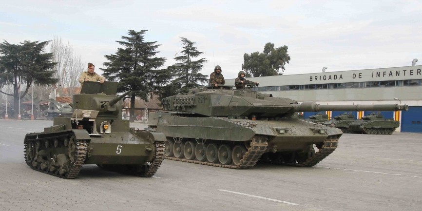 El T-26B desfilando en formación con un moderno blindado Leopardo 2E.