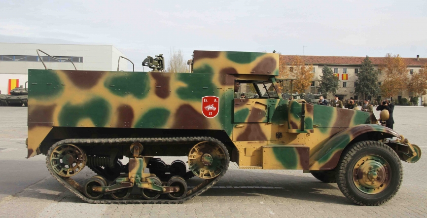El camión oruga blindado M-3 A1, aunque es más conocido por la designación norteamericana de Half-Track.