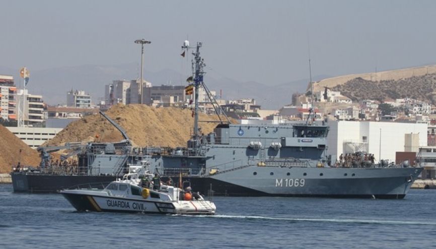 Durante la estancia de la SNMCMG2 en Alicante, la Benemérita dio la correspondiente protección a esta fuerza de la OTAN. En primer plano se puede ver a la patrullera “Río Ladra” del Servicio Marítimo de la Guardia Civi. Julio Maíz (Copyright defensa.com)