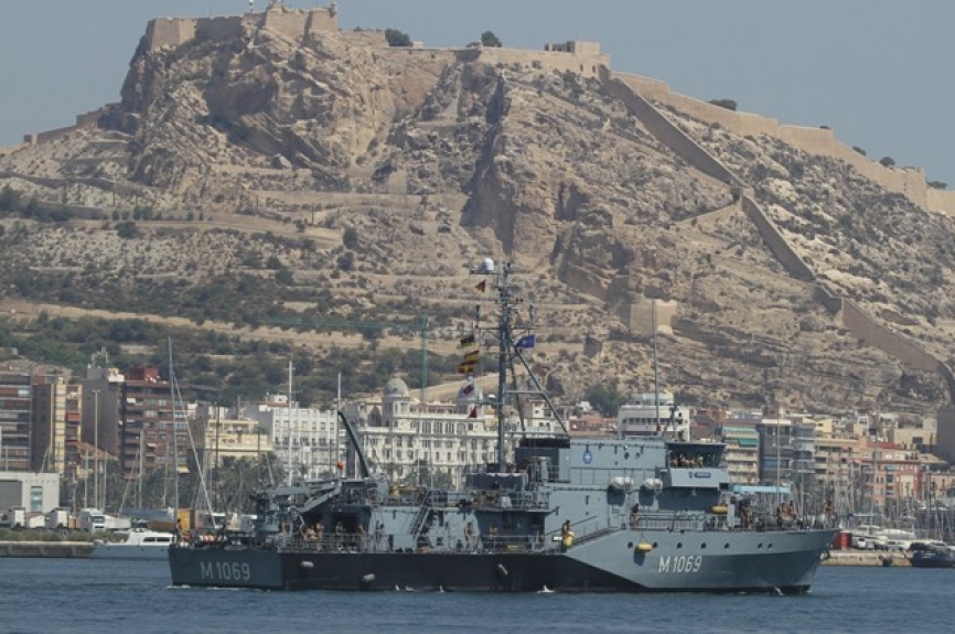 El cazaminas alemán “Homburg” entrando en el puerto de Alicante. Al fondo se puede ver el castillo de Santa Catalina, una de las principales señas de identidad de la ciudad mediterránea. Julio Maíz (Copyright defensa.com)
