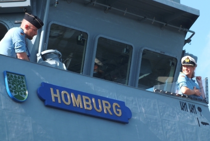 Detalle del alerón del puente del cazaminas alemán “Homburg”. A la derecha se puede ver a su comandante la “kapitänleutnant” Inka Puttkamer (foto Bundesmarine). Julio Maíz (Copyright defensa.com)