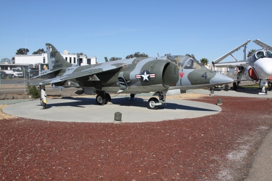 McDonnell Douglas AV-8C “Harrier” en muy buen estado, situado al lado de un A-6 "Intruder" Antonio Ros (Copyright defensa.com)