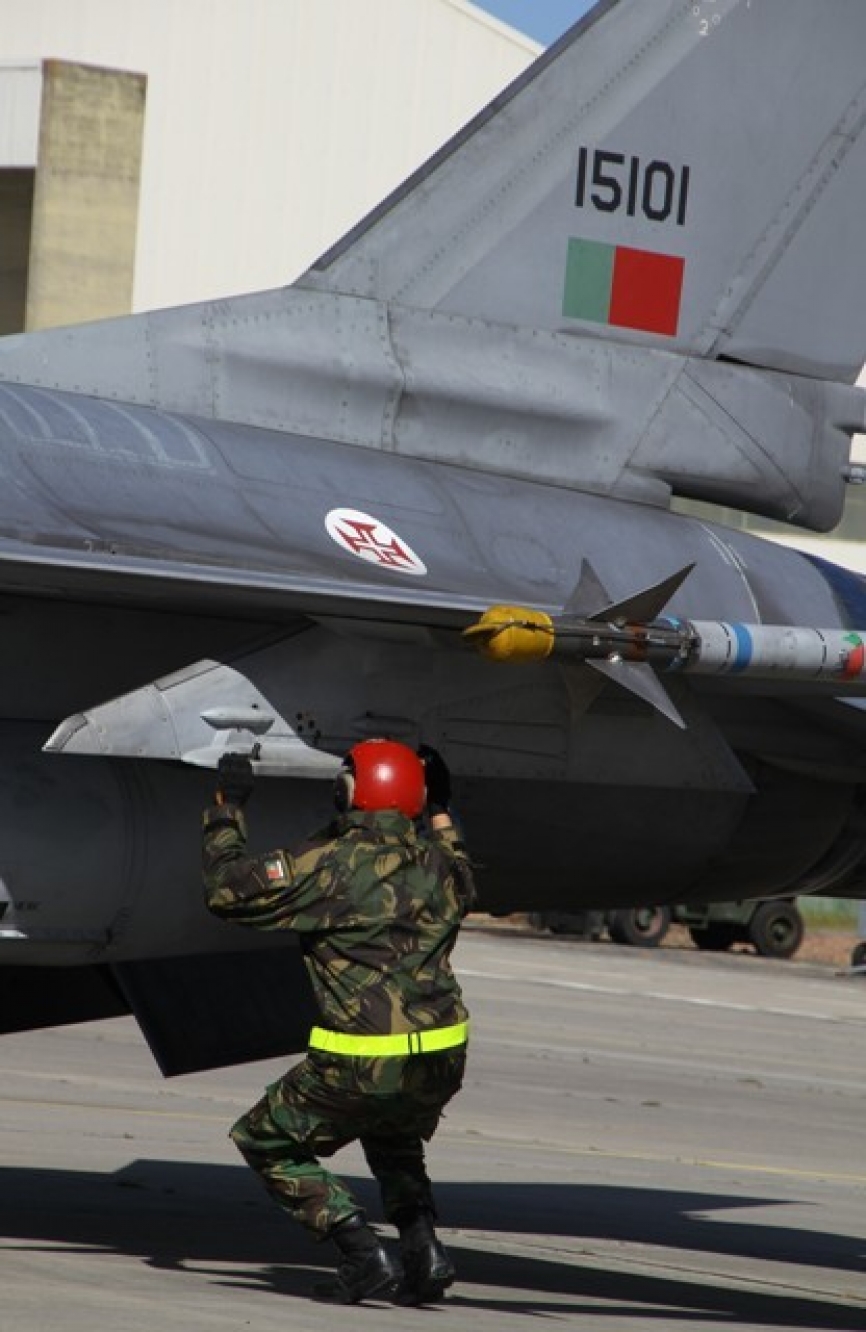 Un mecánico realiza las últimas comprobaciones en un F-16AM de la FAP antes de lanzarlo. (Julio Maiz, Copyright defensa.com)