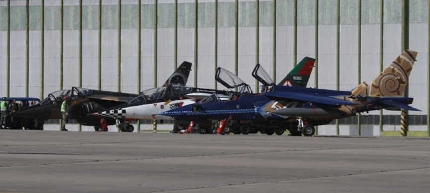 Tres de los vistosos “Alpha Jet A” de la 103ª Escuadra que realizan tareas de entrenamiento aéreo avanzado. Actualmente están en servicio sólo 6 de estos aparatos, de los cerca de 50 que en los años 90 cedió la Luftwaffe alemana a la FAP. (Julio Maiz, Cop