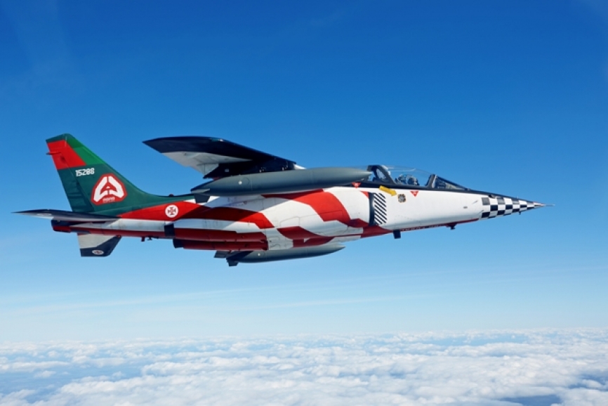 Bonita imagen en vuelo de uno de los “Alpha Jet A” de la FAP, modelo de avión de origen alemán que tiene base en Beja, instalación sede del RT15 (foto FAP).