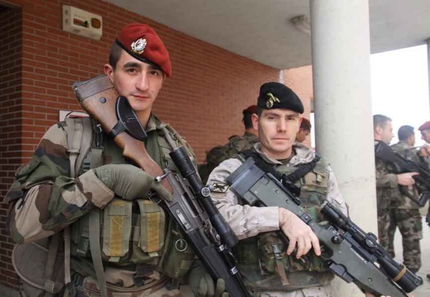 Tiradores de élite, a la izquierda un paracaidista galo, con la boina roja, lleva un FRF2, a su lado un boina negro de la BRIPAC, armado con un Accuracy AW de 7,62 m/m.