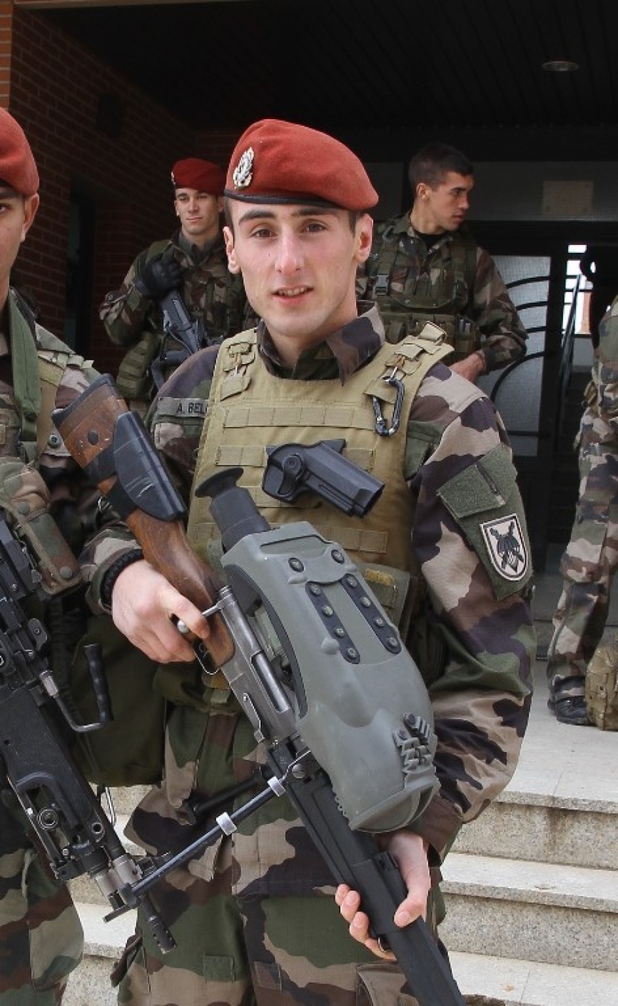 El FRF2, de este paracaidista galo, lleva el visor Sword Sniper, día/noche para fusiles de precisión, con sistema térmico silencioso y telémetro laser. (Julio Maíz, copyright defensa.com)