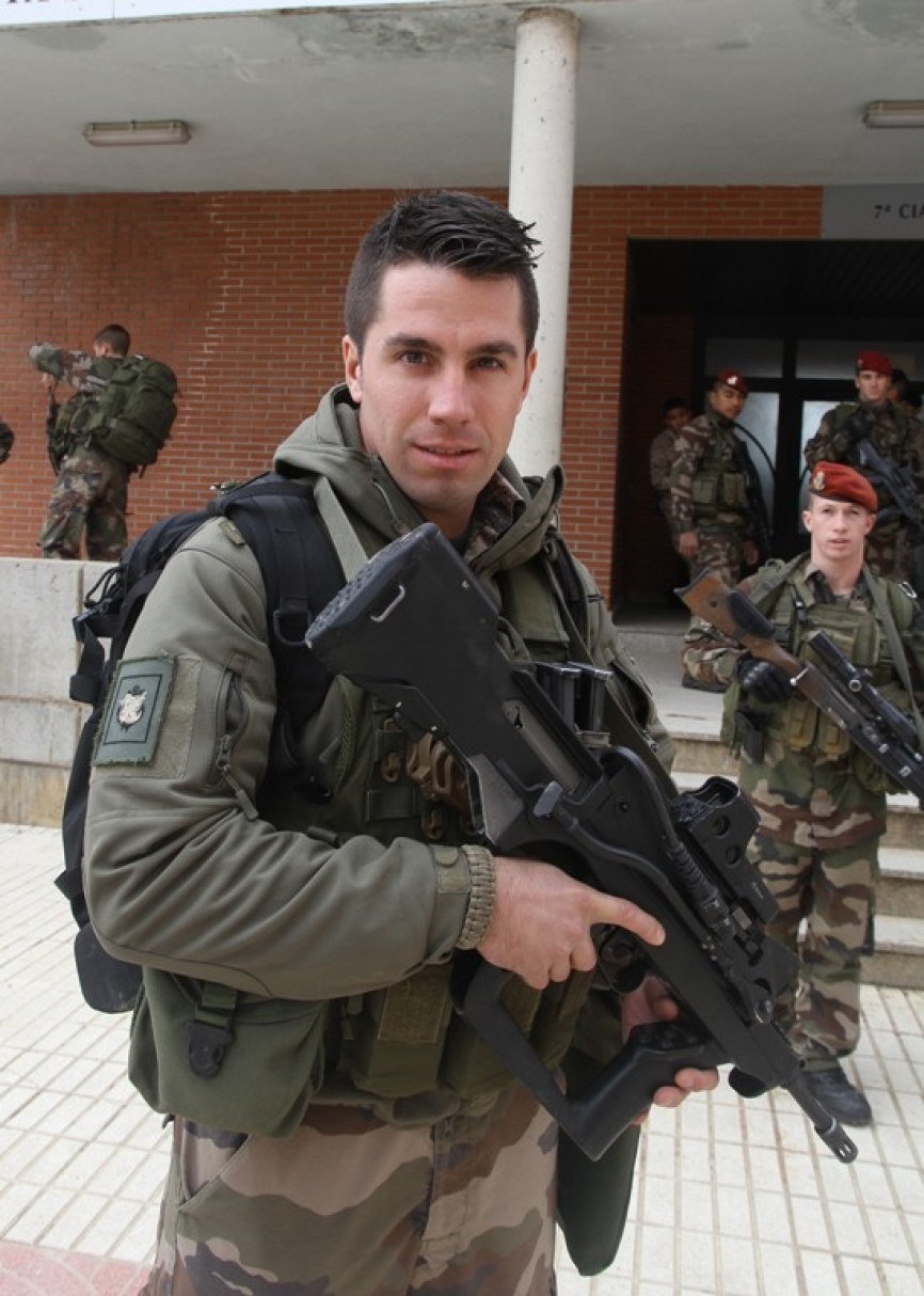Uno de los militares empuñando su fusil de asalto FAMAS FELIN, es su brazo izquierdo se puede ver la insignia de las Tropas de Marina, a las que pertenece. (Julio Maíz, copyright defensa.com)