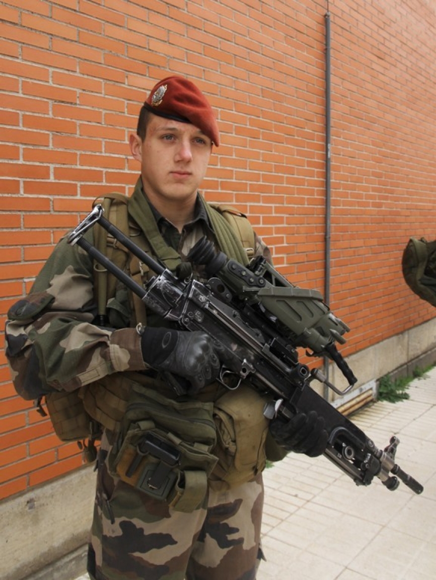 La ametralladora Minimi, que porta este paracaidista galo, está equipada de una JIM (Jumelle Infrarouge multifonctions/visor infrarrojo multifunciones) Sword T&D, que permite el tiro deportado (visual transferido a un ocular sujetado en el casco del solda