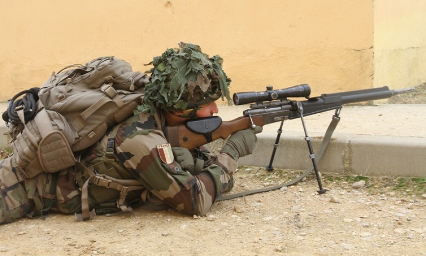 Un para galo apuntando su fusil de precisión FRF2, equipado con bípode y una mira óptica, que están siendo reemplazadas por los visores de última generación Sword Sniper. (Julio Maíz, copyright defensa.com)