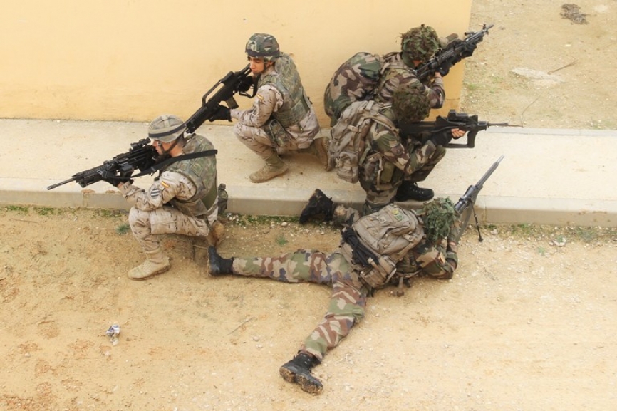 “Paracas” españoles, con uniforme de camuflaje árido, y galos, entrenándose conjuntamente en la zona de combate urbana sita en la Base “Príncipe” sita en Paracuellos del Jarama (Madrid), principal sede de la BRIPAC. (Julio Maíz, copyright defensa.com)