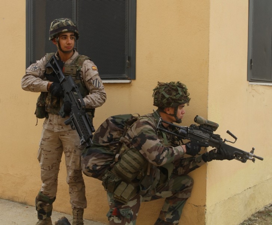 Un soldado galo, armado con una ametralladora ligera FN Herstal “Minimi”, en su versión denominada Para, es cubierto por un “paraca” de la II Bandera de la BRIPAC, que empuña su HK G-36K, dotado de un lanzagranadas de 40 m/m. (Julio Maíz, copyright defen