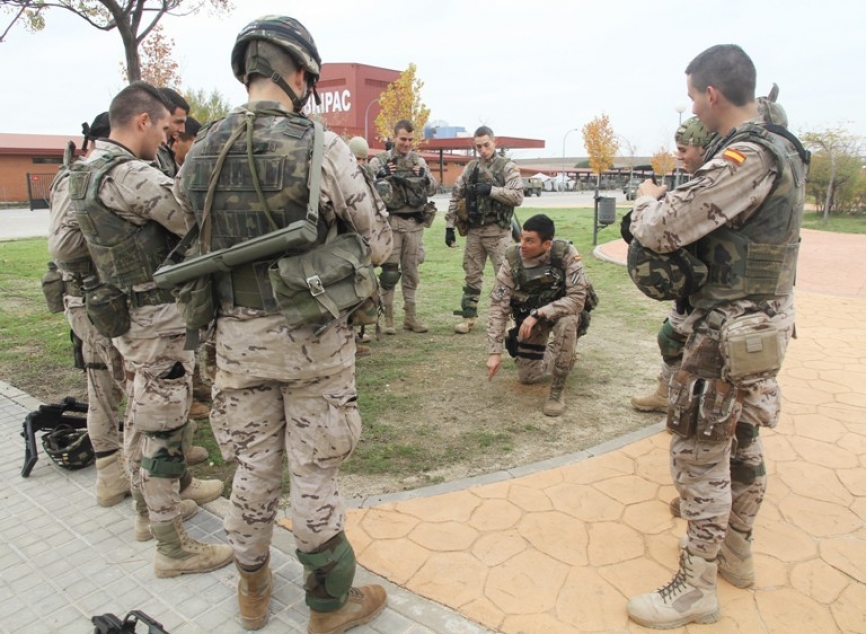Un suboficial de la II Bandera, en el centro agachado, da las últimas explicaciones a sus hombres antes de participar en un ejercicio de combate urbano a desarrollar. (Julio Maíz, copyright defensa.com)