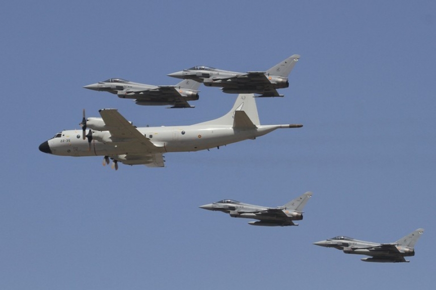 Quizás el mejor momento del corto Festival Aéreo fue la pasada de un P-3M junto a 4 “Eurofighter”, que son los dos modelos de aparatos que dotan actualmente al Ala 11. (Julio Maíz, copyright defensa.com)