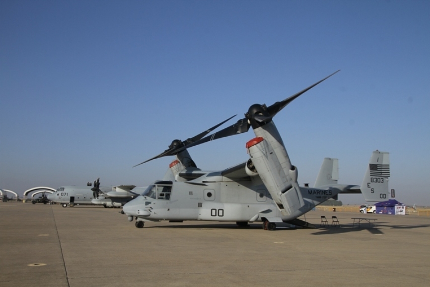 En primer plano se ve un MV-22B “Osprey” y justo detrás un C-130J “Super Hercules”, ambos pertenecientes a los Marines basados en Morón, que han apoyado activamente la celebración del evento. (Julio Maíz, copyright defensa.com)