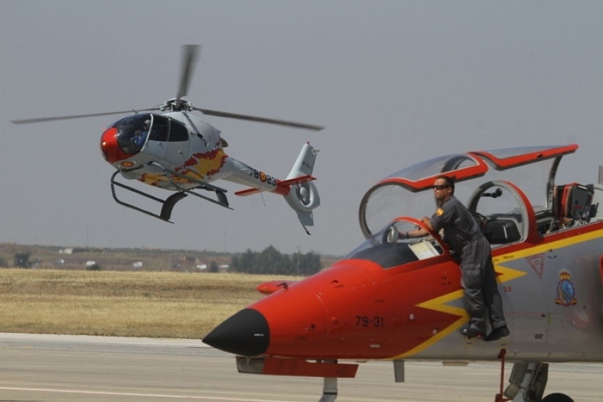 Como plato fuerte, el 75º Aniversario de Morón contó con la presencia de las patrullas “Águila”, equipada con los C101, en primer plano, y “Aspa”, que utiliza Airbus Helicopters EC120 “Colibrí”. (Julio Maíz, copyright defensa.com)