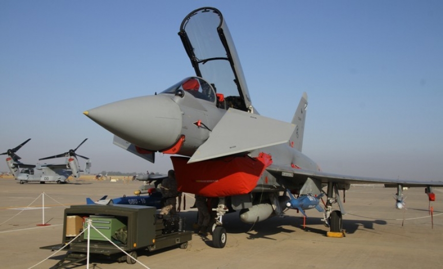 Dentro de la muy interesante, pero bastante pequeña, exposición estática pudimos ver este “Eurofighter” biplaza. En segundo término se aprecia el MV-22B que aportaron los Marines. (Julio Maíz, copyright defensa.com)