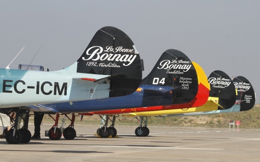 La patrulla "Jacob52", llegó a Morón de la Frontera con sus aviones Yak-52 desde el toledano aeródromo de Casarrubios del Monte. (Julio Maíz, copyright defensa.com)