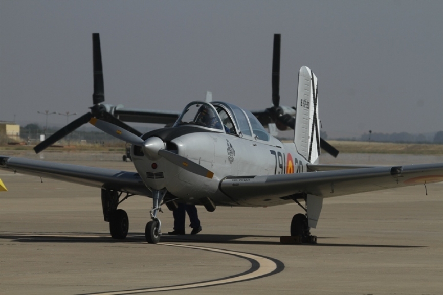 Desde el madrileño aeródromo de Cuatro Vientos llegó este T-34 “Mentor” perteneciente a la Fundación Infante de Orleans. Las gigantescas hélices que se ven detrás son de un MV-22B de los Marines. (Julio Maíz, copyright defensa.com)