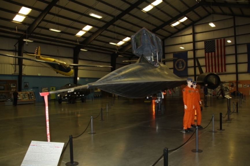 En el hangar principal está como elemento principal un SR-71 con muchos de sus elementos complementarios en exhibición. (Antonio Ros Pau, Copyright defensa.com)