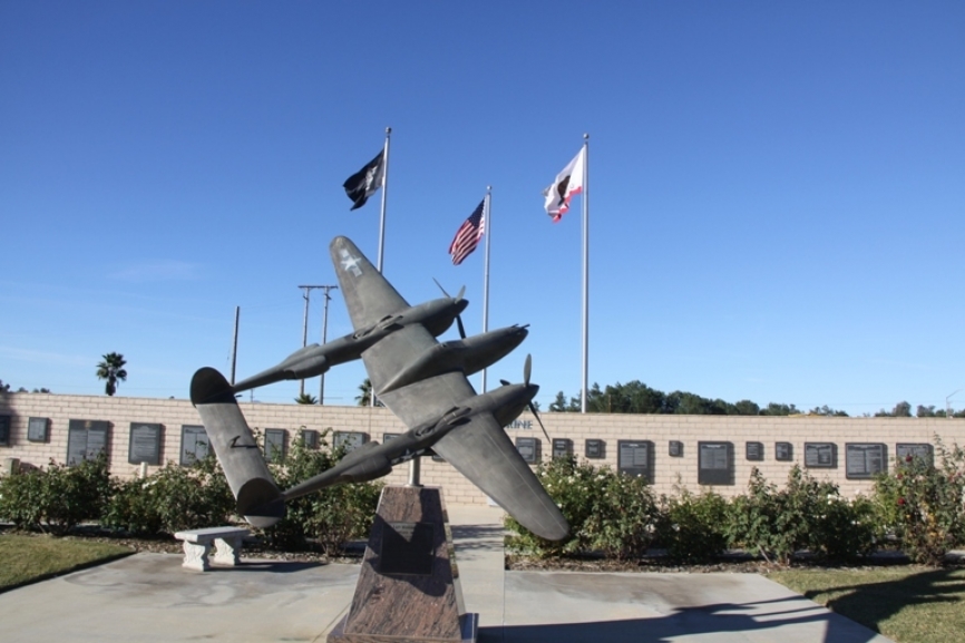 Previo a la entrada al Museo se encuentran elementos conmemorativos, como es monumento al teniente general James H. Doolittle, el hombre que condujo el audaz y primer bombardeo sobre Japón con los B-17. (Antonio Ros Pau, Copyright defensa.com)