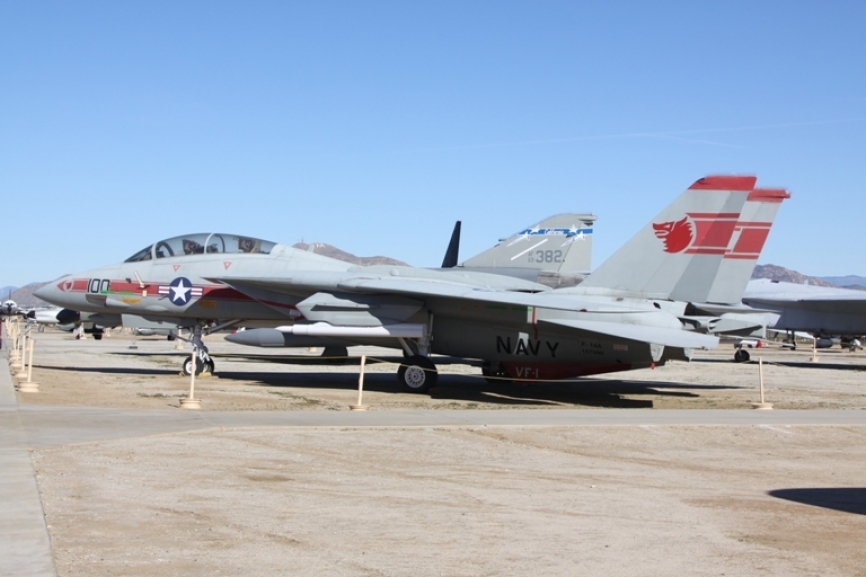 El F-14 “Tomcat” fue un excelente avión de superioridad aérea de la US Navy y aseguró la cobertura de la flota durante años, hasta ser sustituido por el F-18. (Antonio Ros Pau, Copyright defensa.com)
