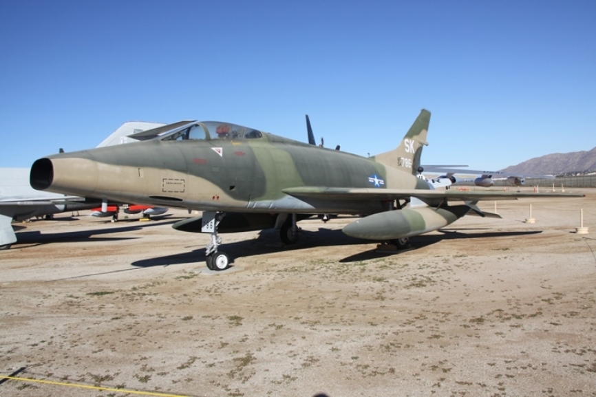 North American F-100C “Super Sabre”, que entró en servicio en 1956 como caza supersónico y disponía, además, de 3 tanques adicionales de combustible y podía igualmente ser reabastecido en vuelo. (Antonio Ros Pau, Copyright defensa.com)