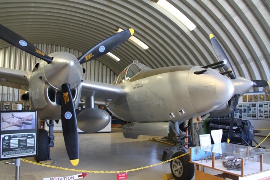 Hangar del P-38 de la National Association, en el que encontramos un “Lightning” perfectamente restaurado, amén de muchos hechos elementos curiosos, incluidos de las unidades que los utilizaron. (Antonio Ros Pau, Copyright defensa.com)