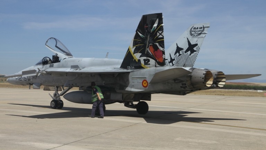 En 2008, conmemorando medio siglo de la creación del Ala 12, se pintó este monoplaza con sus colas decoradas por los dos lados, incluyendo las siluetas de los aparatos que ha utilizado: “Sabre”, “Starfighter”, “Phantom II” y el actual “Hornet”. (Julio Mai