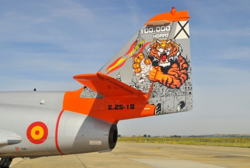 Los “amigos” del 741 Escuadrón, que tienen base en Matacán (Salamanca), han pintado uno de sus C101 especialmente para celebrar las 100.000 horas de vuelo de la unidad (foto Base Aérea de Matacán).