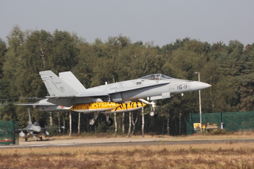 Uno de los EF-18A (M) del Ala 15 despegando con sus depósitos suplementarios pintados de “tigre”. (Julio Maiz, copyright defensa.com)