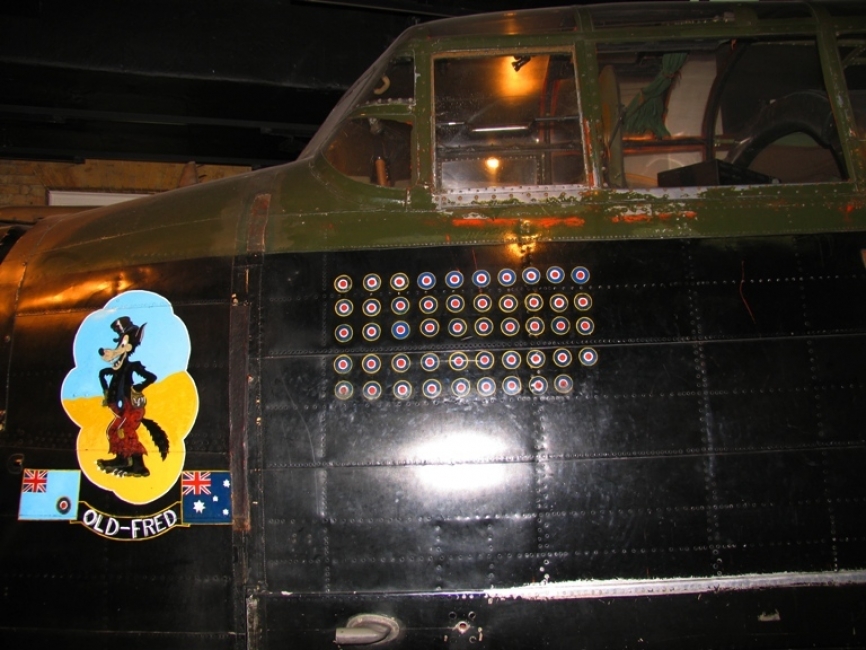 Parte frontal de un bombardero “Lancaster” donde pueden verse las victorias acumuladas en acción. (Antonio Ros Pau, copyright defensa.com)