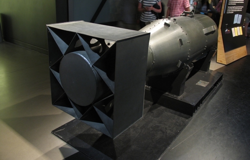 Reproducción de la primera bomba atómica, la “Little Boy”, utilizada por los norteamericanos contra la ciudad japonesa de Hiroshima, el 6 de agosto de 1945. (Antonio Ros Pau, copyright defensa.com)