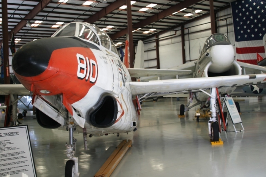 En primer plano, este T-2C “Buckeye” fabricado por Rockwell Internacional. (Antonio Ros Pau, copyright defensa.com)