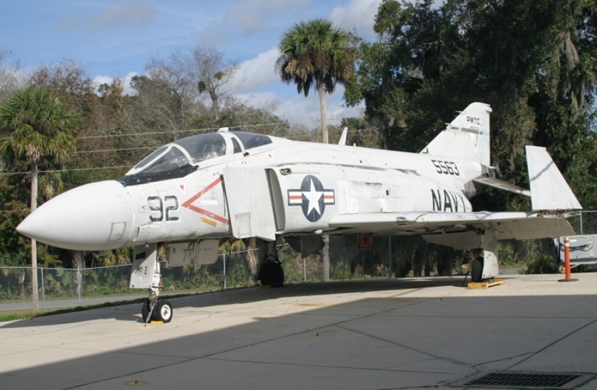 Este F-4 “Phantom” de la US Navy descansa en el museo. (Antonio Ros Pau, copyright defensa.com)