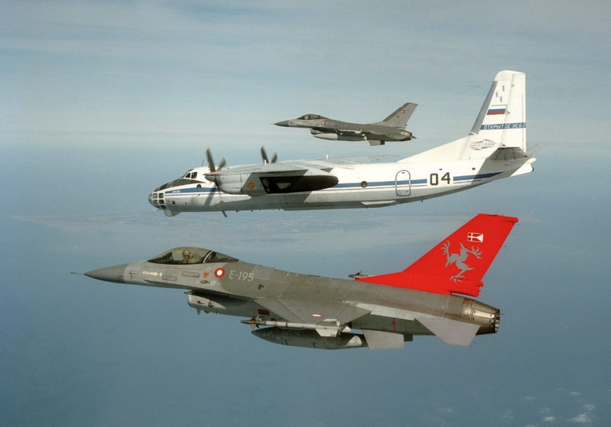 Bonita imagen de un An-30B ruso escoltado por cazas F-16 daneses. Foto: OSCE.