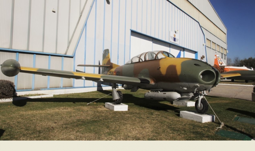 El Hispano Aviacion HA-220 “Super Saeta” fue repintado el pasado año, manteniendo las marcas que tenía cuando sirvió en el Ala 21 de Morón de la Frontera (Sevilla). La Fundación Aquae ha financiado su reciente restauración. (Julio Maiz, copyright defensa.